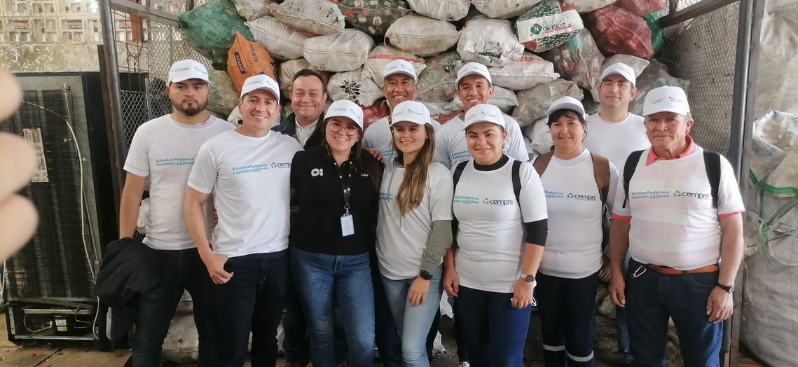 Los empleados de O-I se ofrecieron como voluntarios para crear conciencia sobre el cuidado de nuestros recursos hidrográficos. Colaboraron con recicladores y visitaron el almacén de una asociación de reciclaje.