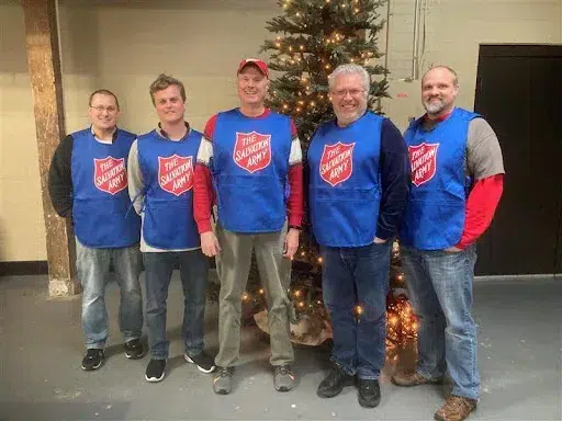 Un grupo de empleados del equipo de ingeniería se reunió para ayudar a las familias a comprar regalos en el evento anual de la Tienda de Juguetes del Ejército de Salvación. Durante las fiestas, los empleados de varios departamentos se reúnen para trabajar como voluntarios en la comunidad y apoyar a las organizaciones que marcan la diferencia.  